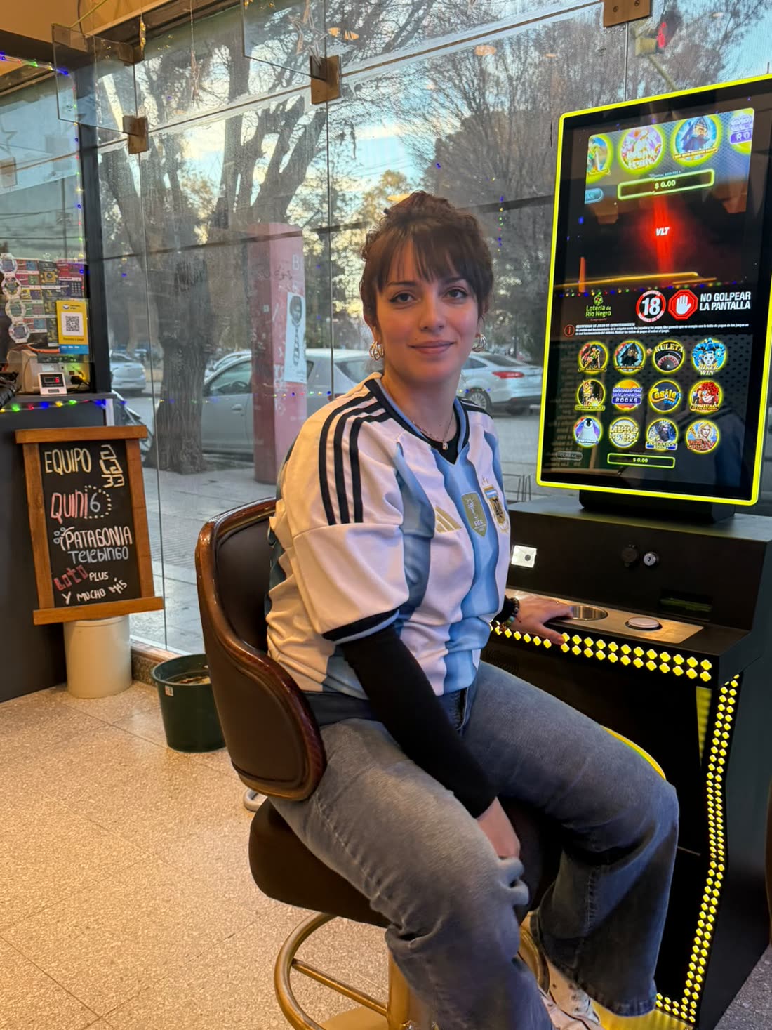 Integrante del equipo de LA3CE sentada en una de las máquinas del local
